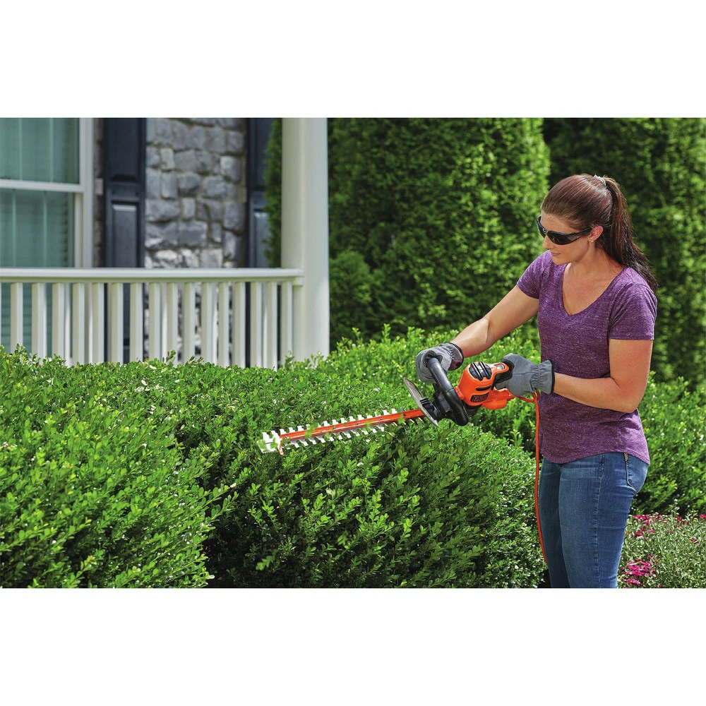 BLACK+DECKER BEHTS300 SAWBLADE 120V 3.8 Amp Brushed 20 in. Corded Hedge Trimmer 4 BLACK+DECKER BEHTS300 SAWBLADE 120V 3.8 Amp Brushed 20 in. Corded Hedge Trimmer - Image 4