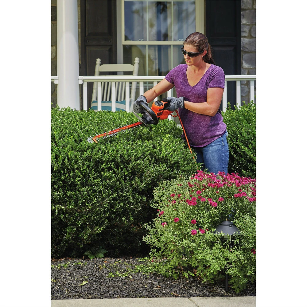 BLACK+DECKER BEHTS300 SAWBLADE 120V 3.8 Amp Brushed 20 in. Corded Hedge Trimmer 5 BLACK+DECKER BEHTS300 SAWBLADE 120V 3.8 Amp Brushed 20 in. Corded Hedge Trimmer - Image 5