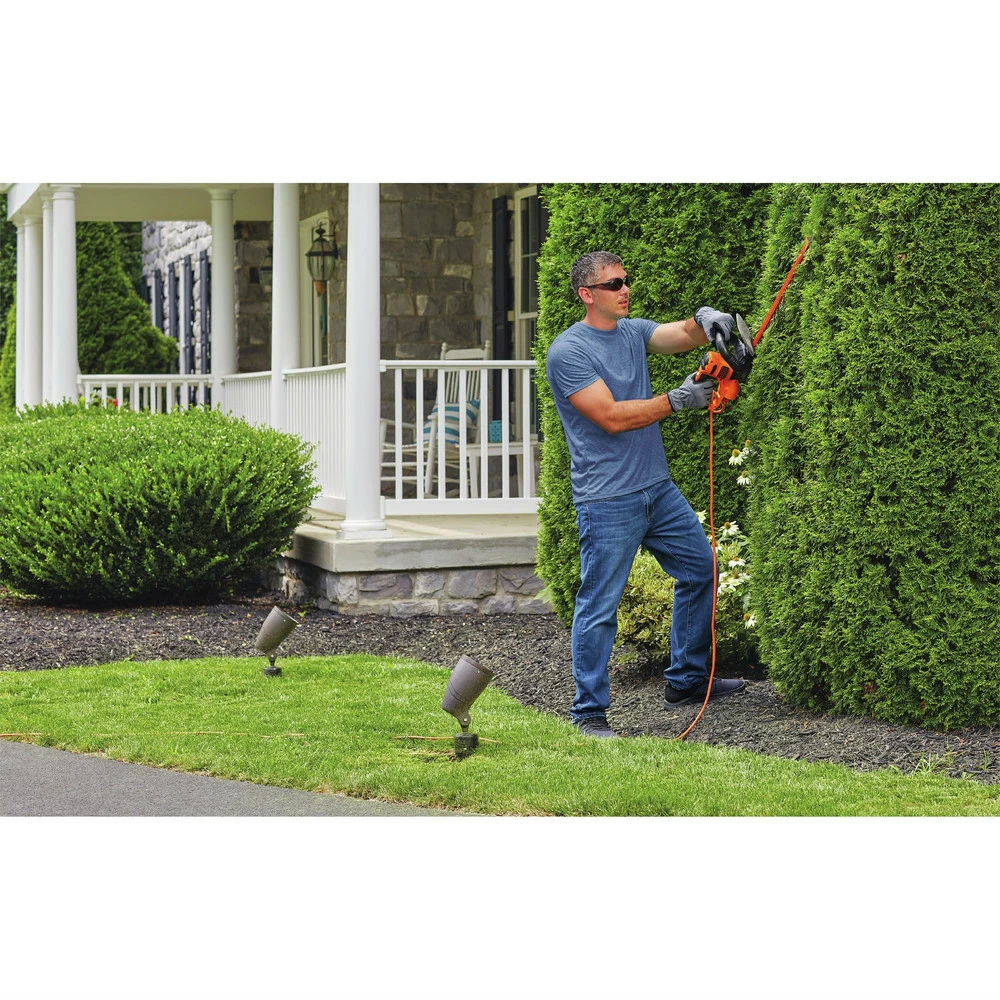 BLACK+DECKER BEHTS300 SAWBLADE 120V 3.8 Amp Brushed 20 in. Corded Hedge Trimmer 6 BLACK+DECKER BEHTS300 SAWBLADE 120V 3.8 Amp Brushed 20 in. Corded Hedge Trimmer - Image 6